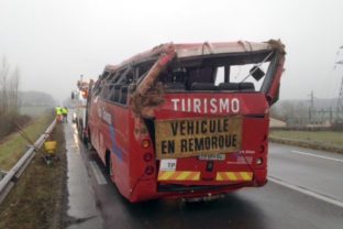 Na ceste smrti havaroval vo Francúzsku autobus plný ľudí