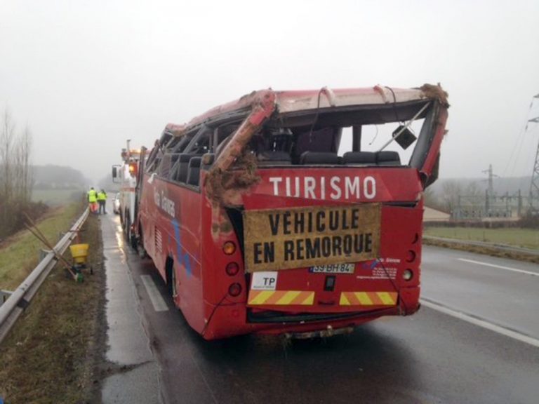 Na ceste smrti havaroval vo Francúzsku autobus plný ľudí