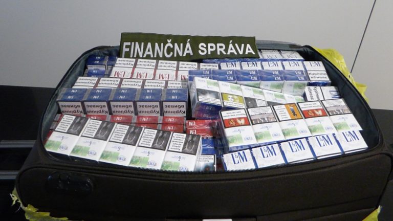 Na letisku v Bratislave našli kufor plný cigariet z Ukrajiny