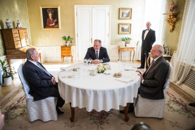 Prezident Kiska obedoval s exprezidentmi, hovorili aj o extrémizme
