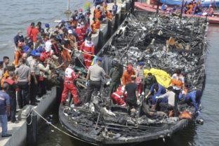 Pri požiari výletnej lode v Indonézii zomrelo 23 ľudí