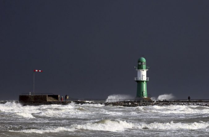 Severovýchodným pobrežím Nemecka sa prehnala búrka Axel