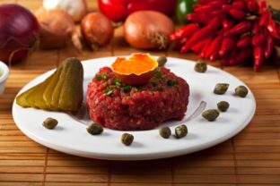 Tatársky biftek sa možno vráti do reštaurácií