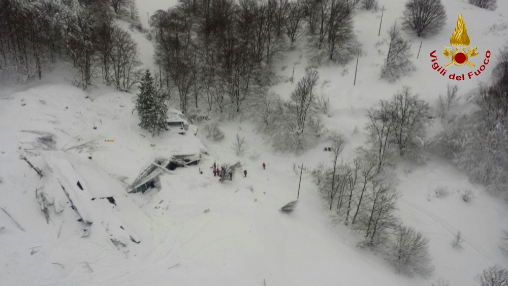 V hoteli, ktorý zasiahla lavína, mohlo byť až 35 ľudí