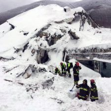 V hoteli, ktorý zasiahla lavína, mohlo byť až 35 ľudí