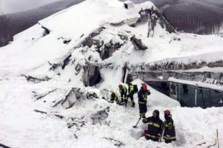V hoteli, ktorý zasiahla lavína, mohlo byť až 35 ľudí