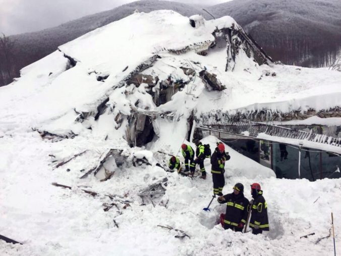 V hoteli, ktorý zasiahla lavína, mohlo byť až 35 ľudí