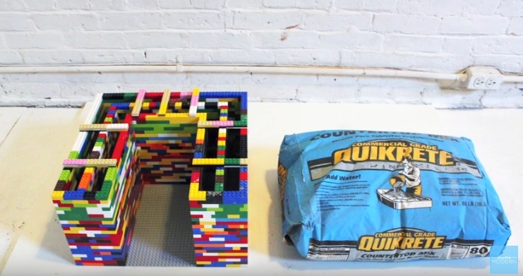 Video: Muž si pomocou lega vyrobil takéto šikovné stolíky