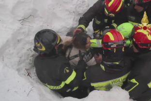 Z hotela zasypaného lavínou zachránili ďalších štyroch ľudí