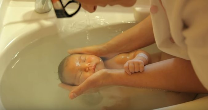 Zdravotná sestra takýmto upokojujúcim spôsobom kúpe bábätko
