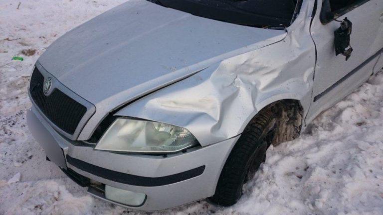 Zrážka troch áut si vyžiadala život spolujazdkyne