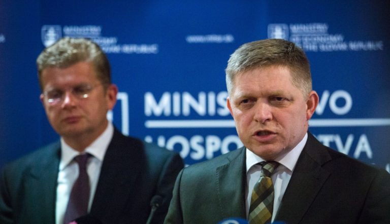 Predseda vlády SR Robert Fico a minister hospodárstva Peter Žiga.