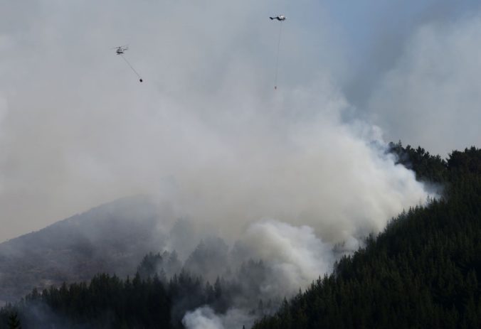 S požiarom pri meste Christchurch bojujú stovky hasičov