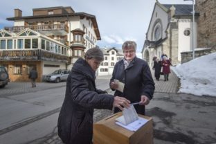Švajčiari schválili urýchlenie naturalizácie imigrantov