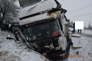 Tragickú nehodu zrejme spôsobil vodič jedného z kamiónov