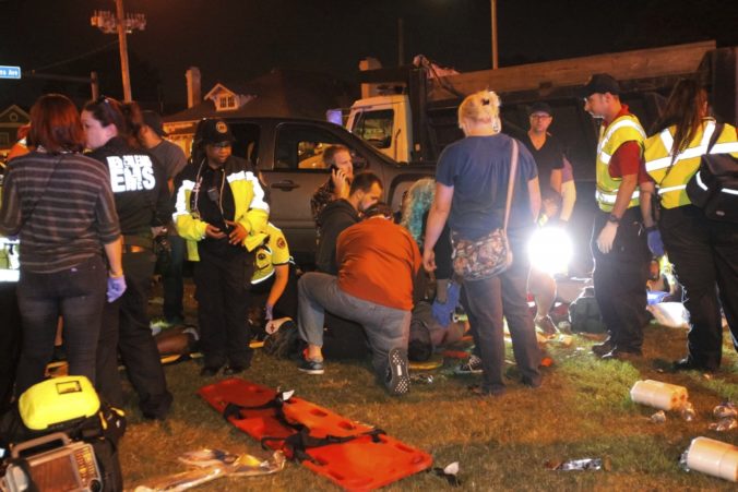 V USA vrazilo auto do davu, hlásia takmer 30 zranených