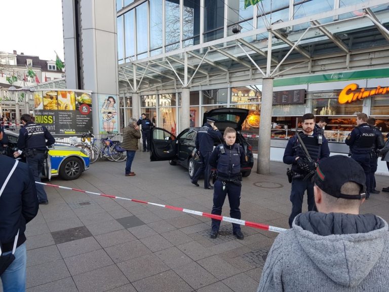 Vodič, čo vrazil do chodcov v Heidelbergu, k motívu mlčí