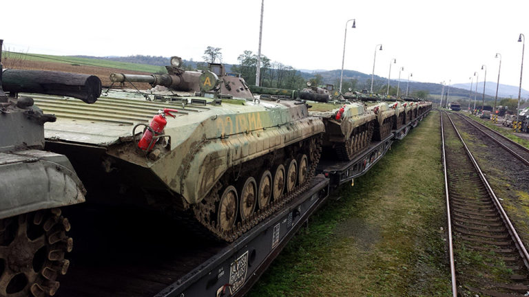 ARMÁDA: Presun techniky po eleznici