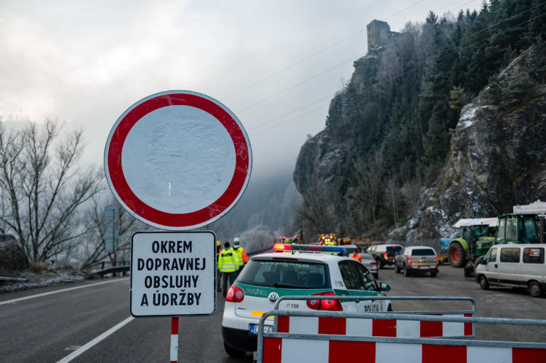 DOPRAVA: Uzávierka cesty pod Strečnom