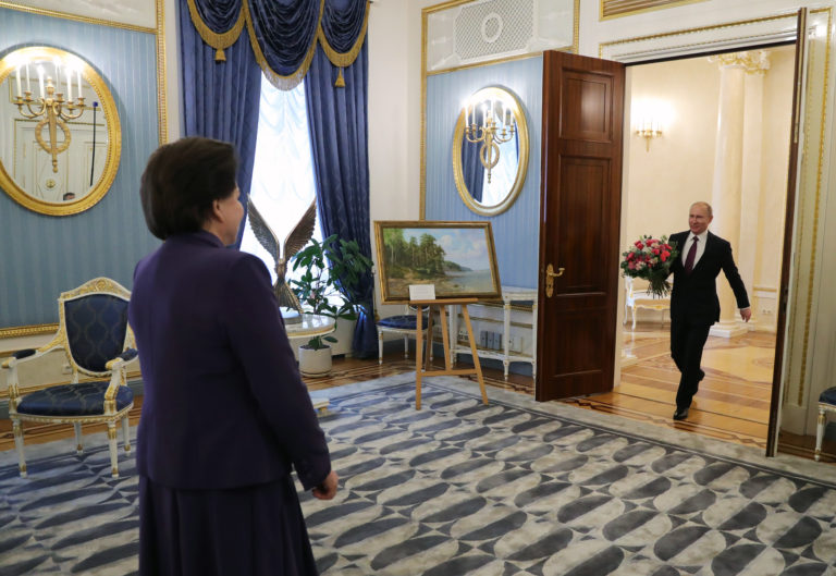 Putin prijal v Kremli Tereškovovú, vyzdvihol jej službu pre vlasť