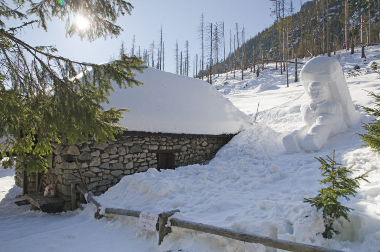 VYSOKÉ TATRY: Socha horského nosièa