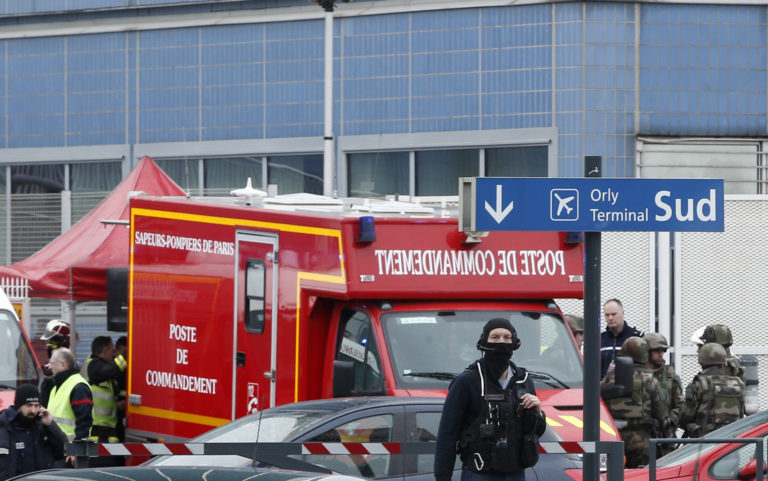 Streľba na letisku Orly