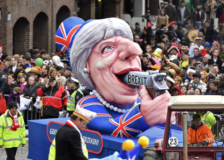 Prívrženci brexitu tlačia na Mayovú