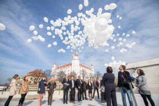 OĽANO: Vypustenie balónov za obete holokaustu