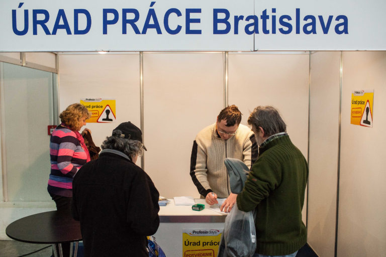 Nezamestnaní, úrad práce, trh práce, zamestnanosť