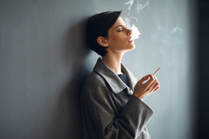 Fajčiť, fajčenie, cigarety, fajčiarka
