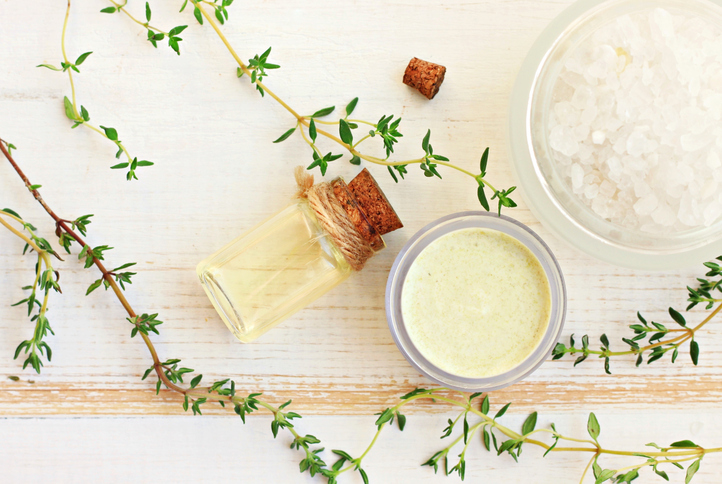 Thyme aroma oil, facial cream, sea salt.