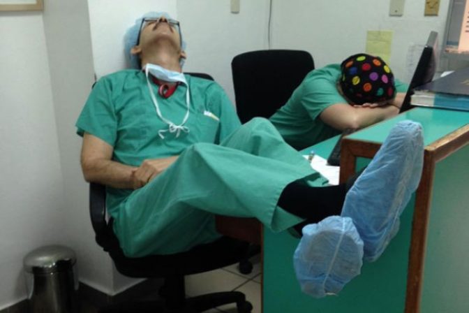 69155 medical resident sleeping overworked doctors mexico yo tambien mi dormi 3 650 e7f5e2aa10 1484634209.jpg