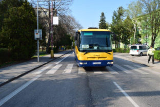 POLÍCIA: Dopravná nehoda autobusu a cyklistky