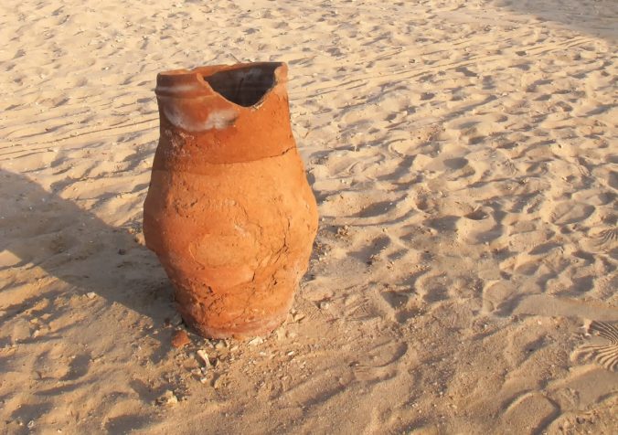 džbán s vodou na púšti, púšť