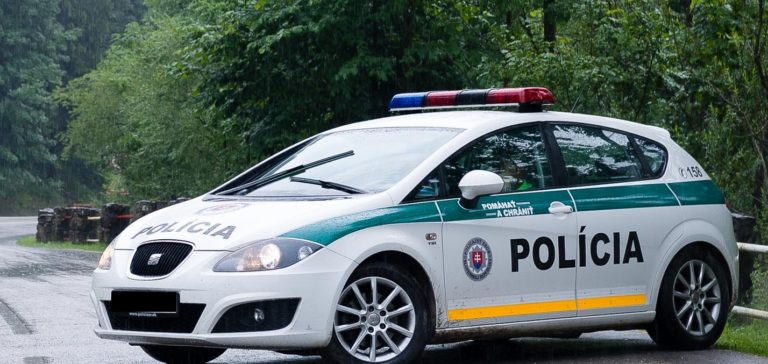 Policia policajti policajne auto