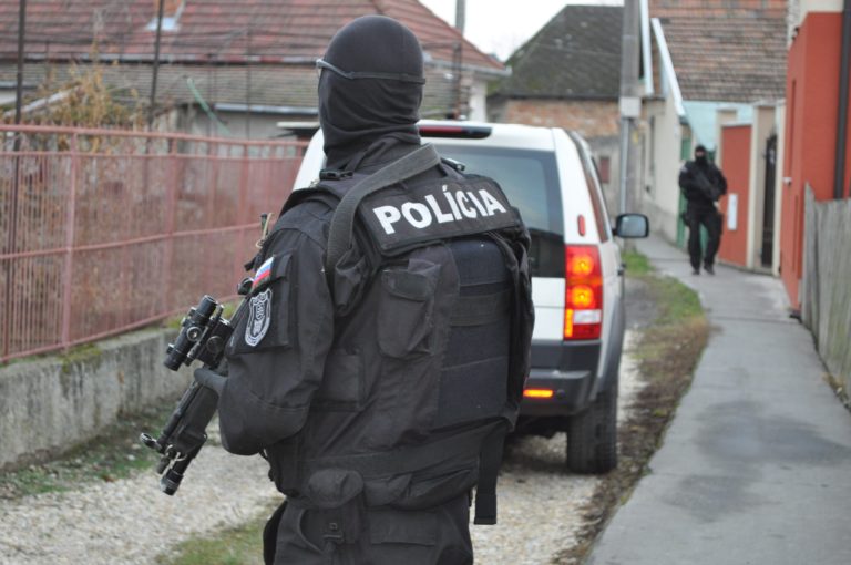 Polícia, kukláči