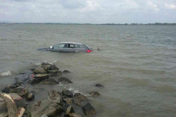 Pri Danubiane padlo auto do vody