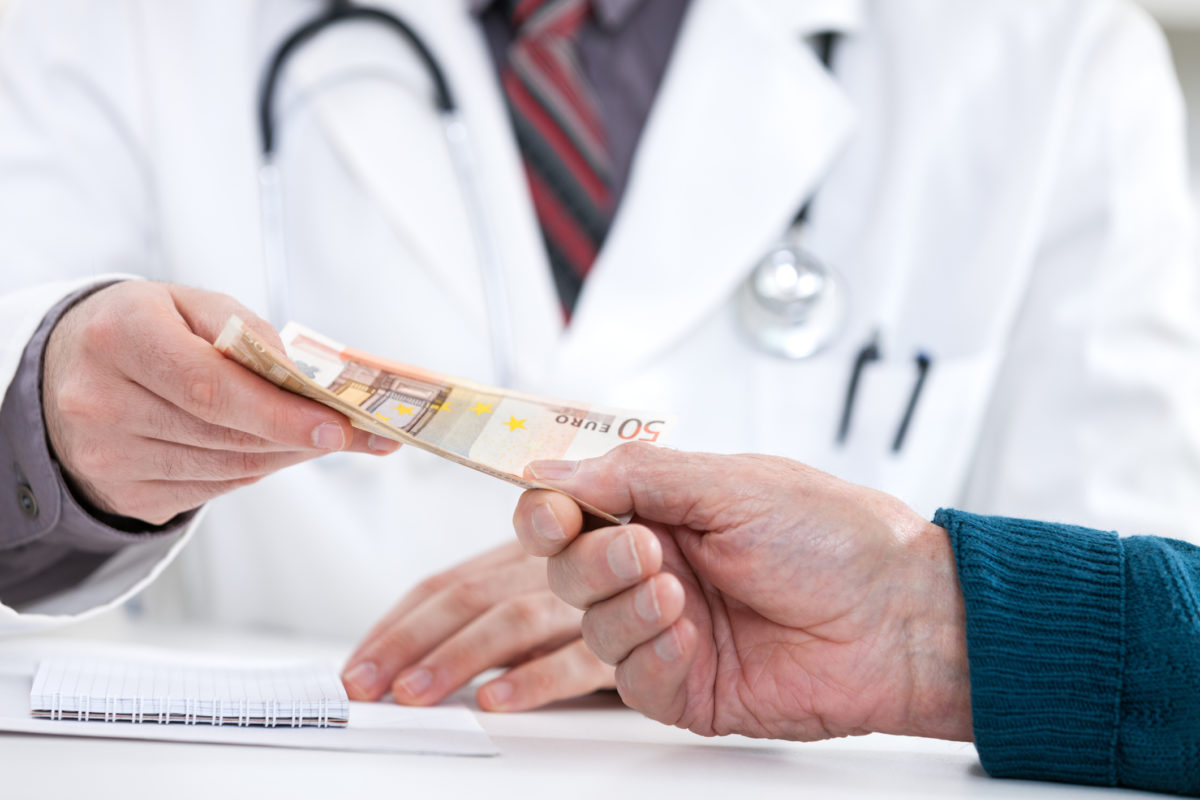 Lekár, úplatok, doktor, peniaze