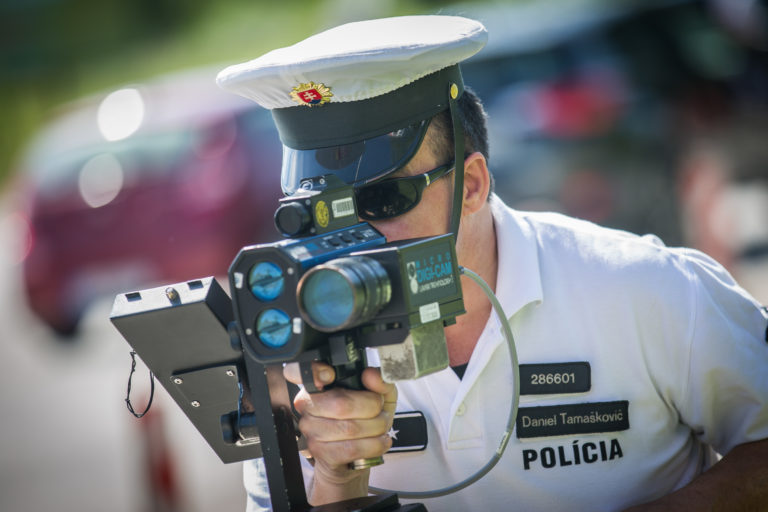 Polícia, policajt, radar, rýchlosť