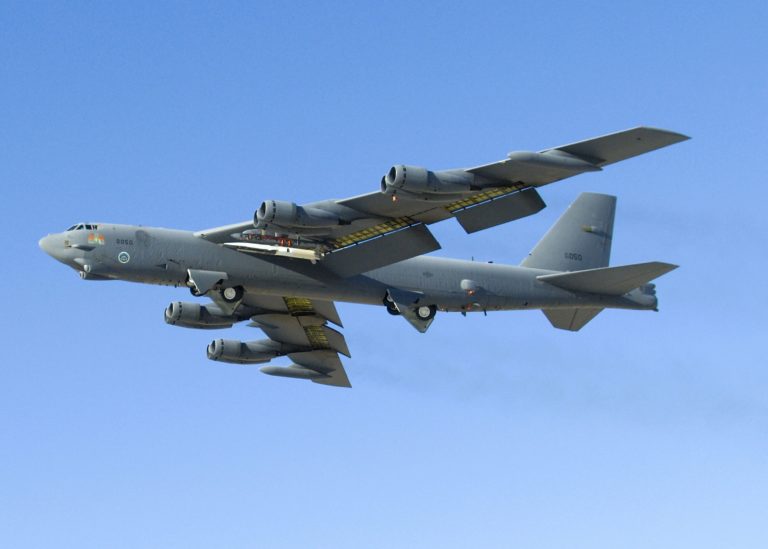 Americký strategický bombardér B 52.
