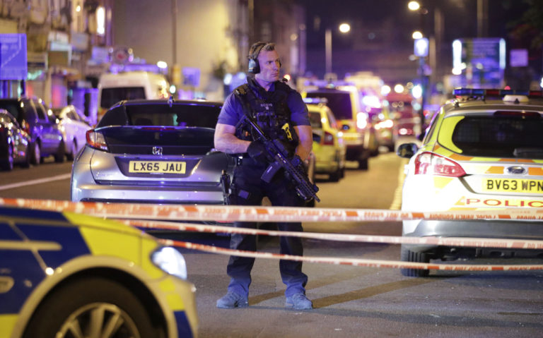 Dodávka vrazila do ľudí pri mešite v londýnskom Finsbury Parku