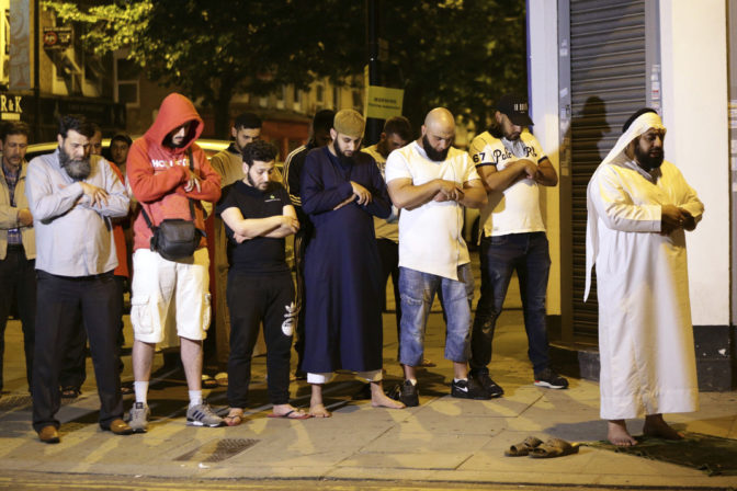 Dodávka vrazila do ľudí pri mešite v londýnskom Finsbury Parku