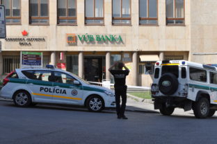 POLÍCIA: V poboèkách VÚB banky h¾adajú bombu