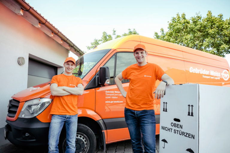 Serviceteam in front of truck_430.jpg