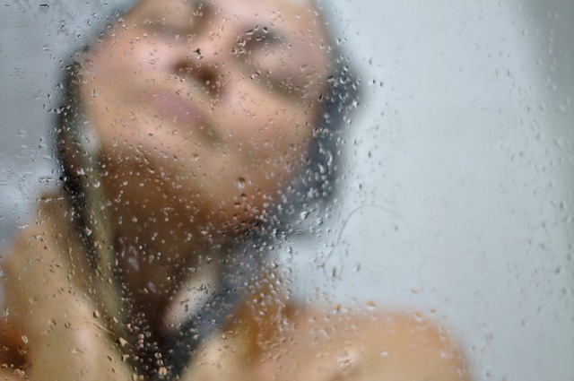 Sprchovanie pod studenou vodou pomáha na bolesť svalov.