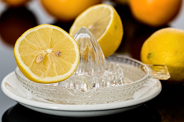 Ocot a šťava z citróna by mali pomôcť na kurie oko.