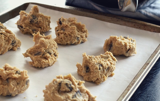 Z guliek sa vytvaruje cookies v tvare placky.