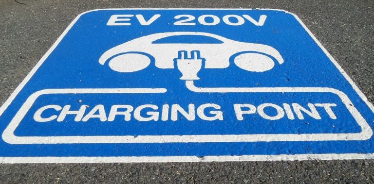 Elektromobilita elektromobil nabíjacia stanica nabíjačka