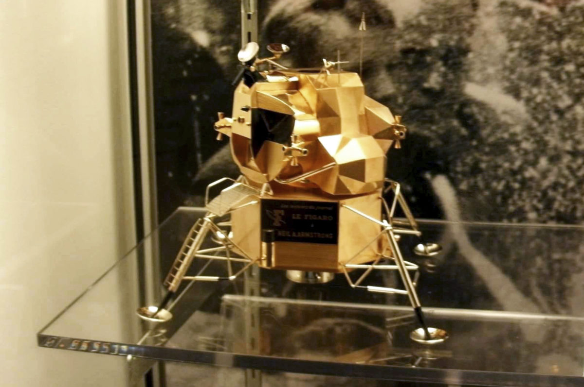 Lunárny model
