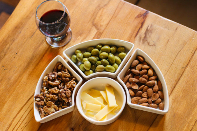 Olivy, syr, mandle, červené víno